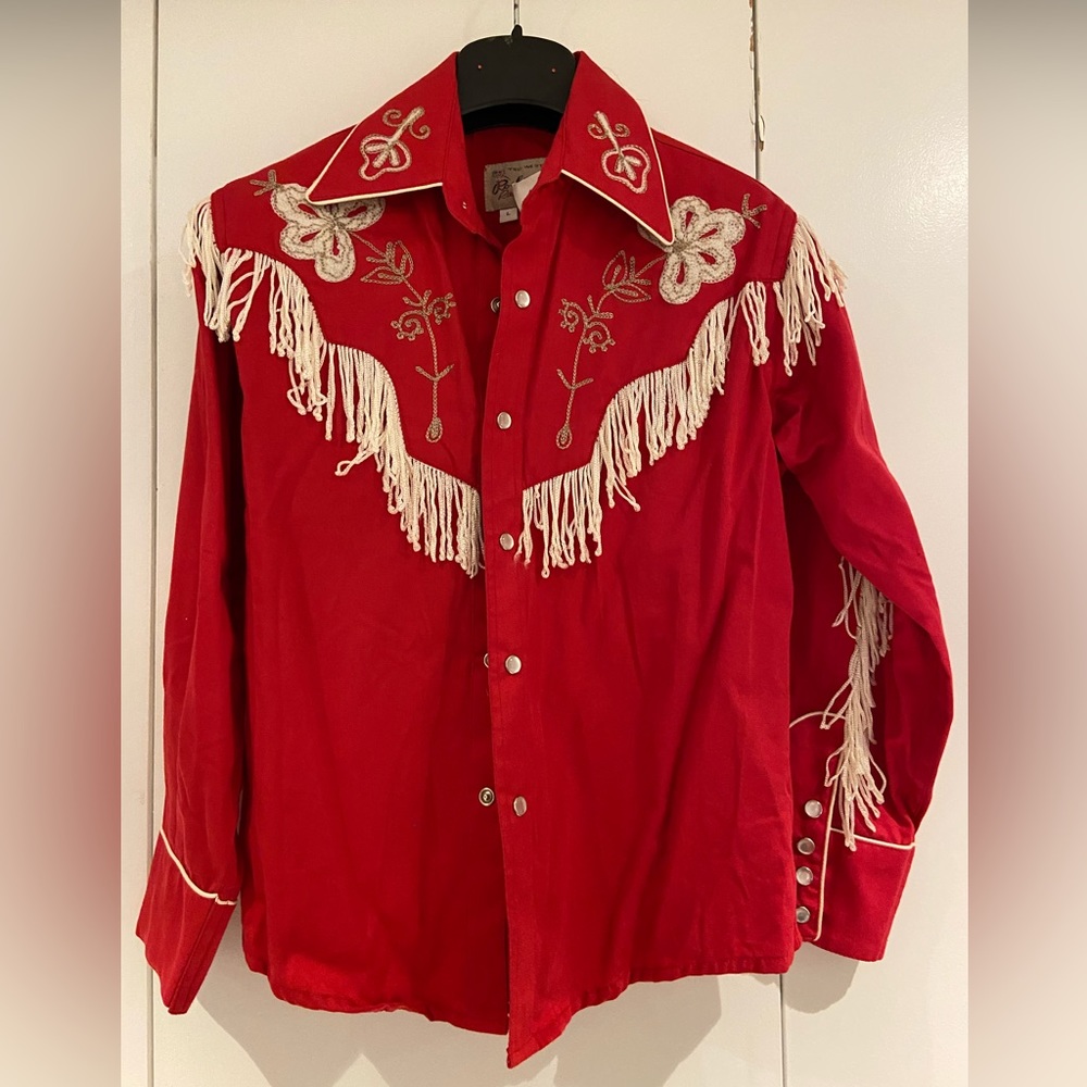 COPY - VINTAGE red cowboy shirt with pearl buttons and embroidery details. Frin…